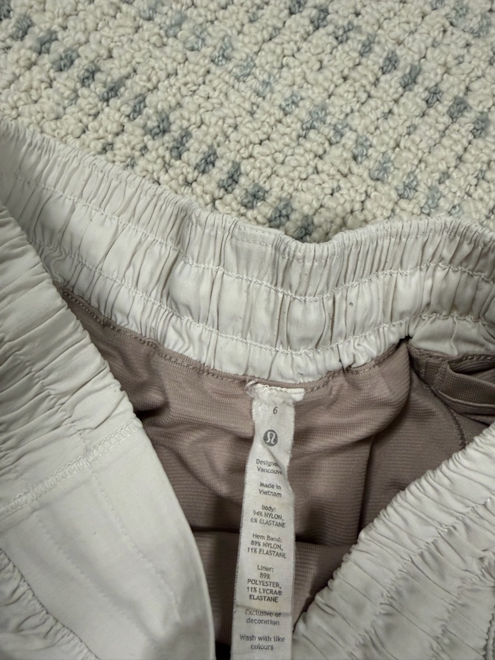 Lululemon Hotty Hot Shorts 2.5 - Picture 2 of 3